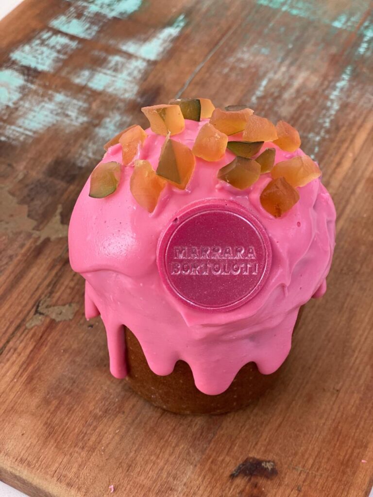 Panetone de frutas com cobertura